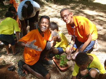 Levando as mudas para o Horto.