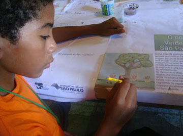 Pintando um azulejo.