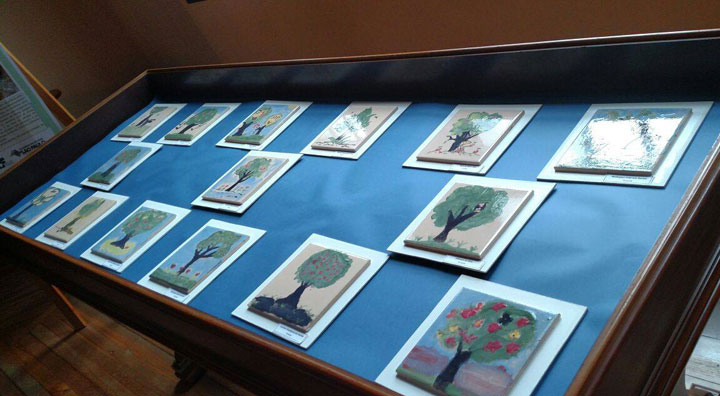 Um dos displays no Museu Florestal, com azulejos pintados pelas crianças.