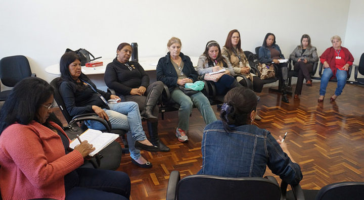 Mulheres participam da reunião.
